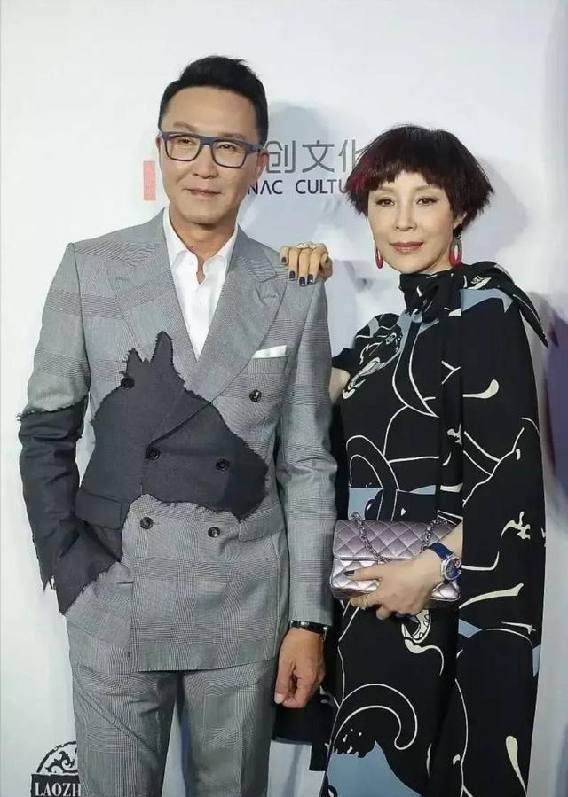 吴刚年轻时相片(穿一身花裙子好显年轻)(6)