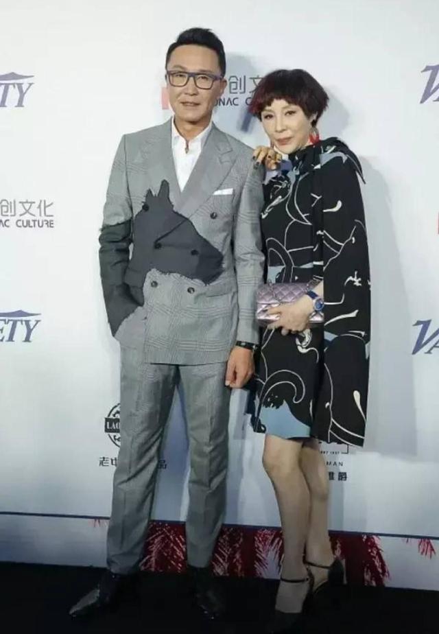 吴刚年轻时相片(穿一身花裙子好显年轻)(3)