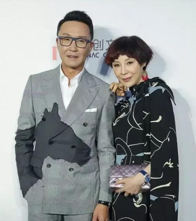 吴刚年轻时相片(穿一身花裙子好显年轻)(7)