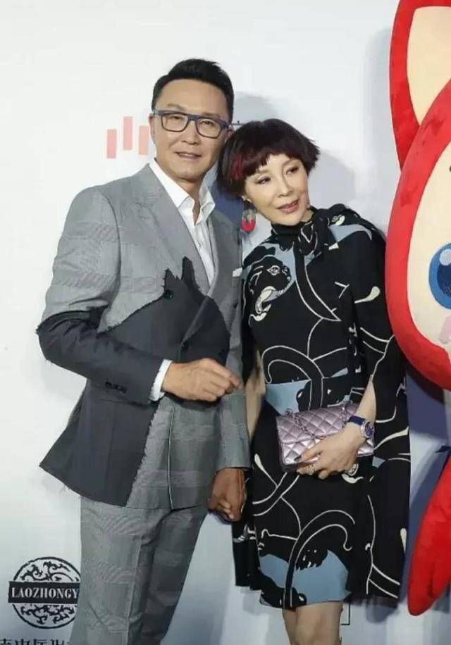 吴刚年轻时相片(穿一身花裙子好显年轻)(2)