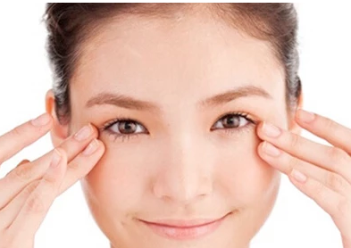 怎样正确使用眼霜,眼霜怎么用才正确方法图10