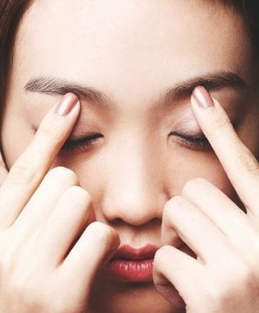 如何正确使用眼霜手法