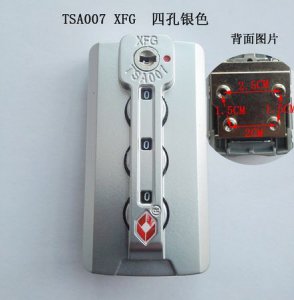 ​拉杆箱密码锁如何使用，新买的铝框版的ito拉杆箱怎么设置密码啊?那两把钥匙又