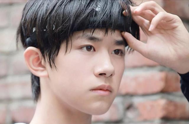 易烊千玺和王源给王俊凯祝福：易烊千玺迎来18岁生日(5)