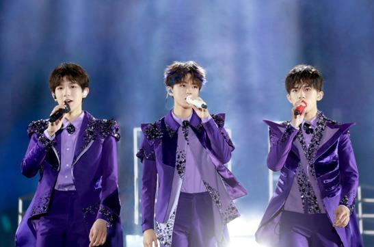 易烊千玺和王源给王俊凯祝福：易烊千玺迎来18岁生日(1)