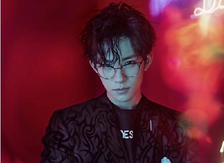 易烊千玺和王源给王俊凯祝福：易烊千玺迎来18岁生日(6)