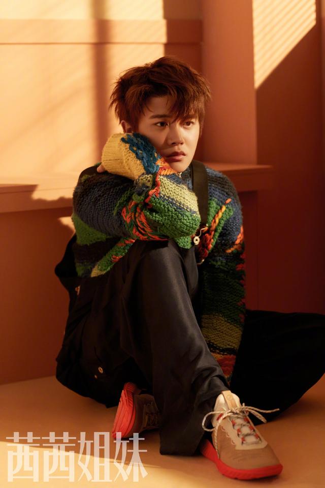 任嘉伦说只是戴个普通的眼镜 任嘉伦31岁生日开party(3)