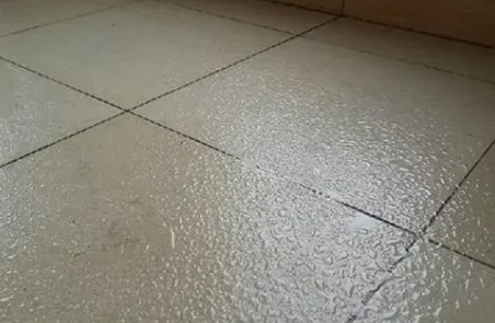 地潮湿怎样解决办法,房间地面潮湿有什么办法可以解决图1