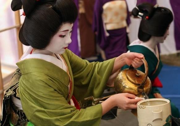 日本艺伎真实生活状态(探秘日本艺妓不为人知的特色服务)(8)