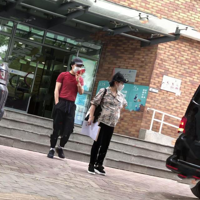 刘璇二胎生产过程曝光(40岁刘璇怀二胎肚子长满红疹)(6)