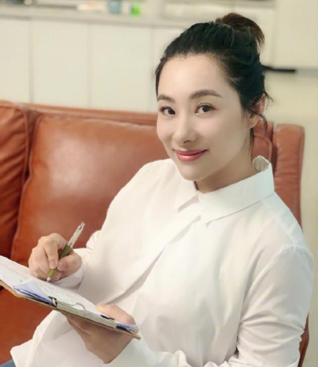 刘璇二胎生产过程曝光(40岁刘璇怀二胎肚子长满红疹)(1)