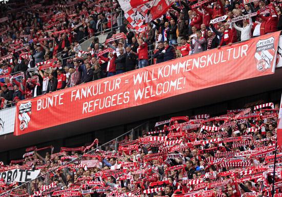 欧洲难民潮最新消息(世界曾见证这些温暖的瞬间)(6)