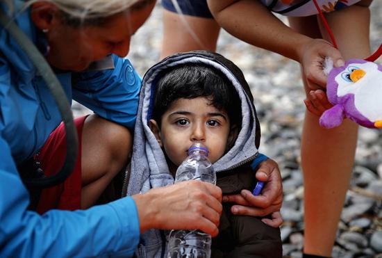 欧洲难民潮最新消息(世界曾见证这些温暖的瞬间)(2)