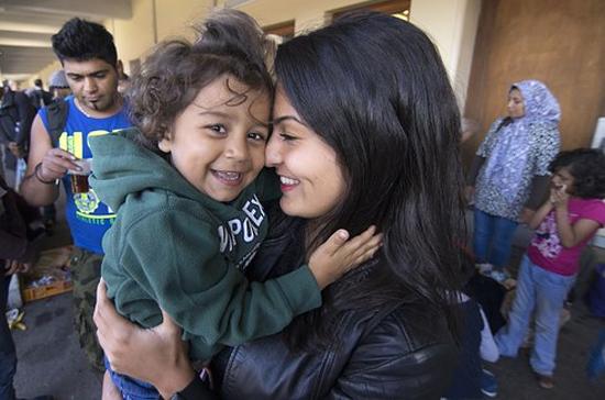 欧洲难民潮最新消息(世界曾见证这些温暖的瞬间)(16)