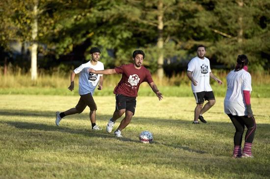 欧洲难民潮最新消息(世界曾见证这些温暖的瞬间)(15)