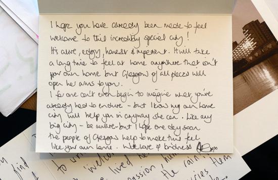 欧洲难民潮最新消息(世界曾见证这些温暖的瞬间)(11)