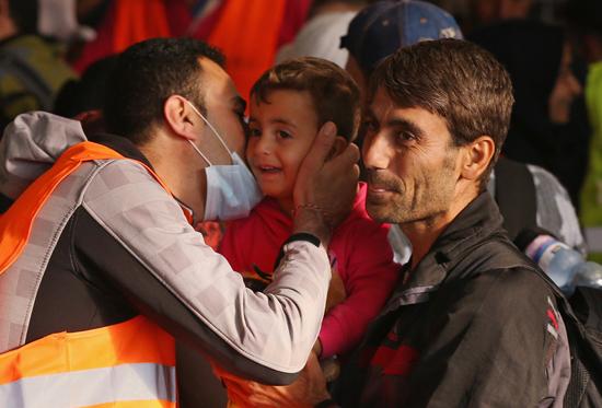 欧洲难民潮最新消息(世界曾见证这些温暖的瞬间)(5)