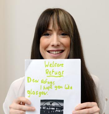 欧洲难民潮最新消息(世界曾见证这些温暖的瞬间)(9)