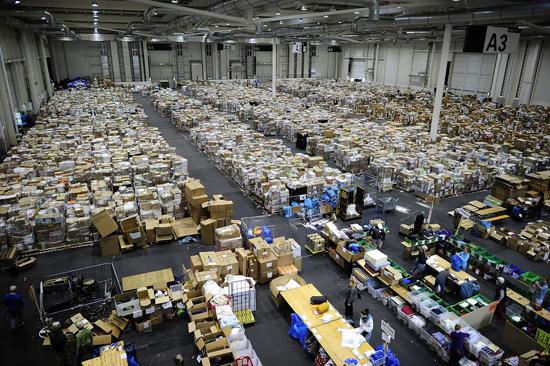 欧洲难民潮最新消息(世界曾见证这些温暖的瞬间)(8)