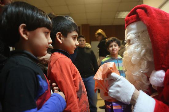 欧洲难民潮最新消息(世界曾见证这些温暖的瞬间)(7)