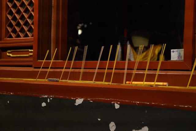 雍和宫上香祈福（雍和宫烧香怎么许愿）(5)