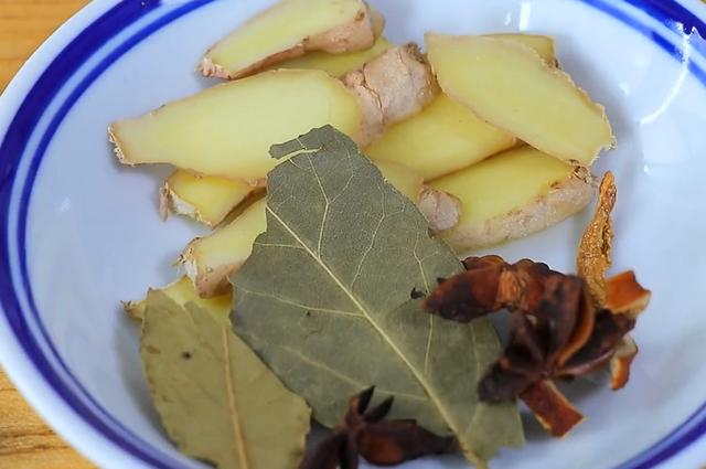 猪蹄炖黄豆好吃又简单(这个季节最适宜的做法)(8)