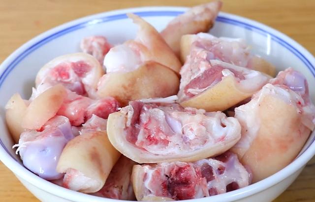 猪蹄炖黄豆好吃又简单(这个季节最适宜的做法)(2)