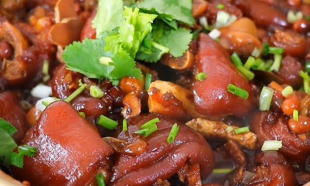 猪蹄炖黄豆好吃又简单(这个季节最适宜的做法)(1)