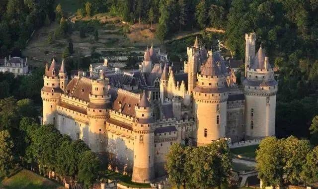 帮我想一些好听的宫殿名称，还有城堡名称!急急急!需要写小说的