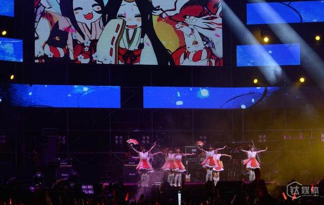 在b站的日本网红妹子直播（B站发动宅男来看演唱会）(2)