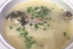 鲫鱼汤应该炖多久,鲫鱼汤一般熬多长时间最营养图8