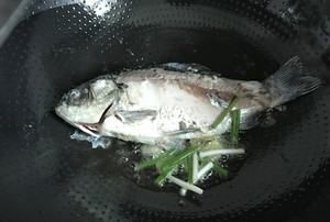 鲫鱼汤应该炖多久,鲫鱼汤一般熬多长时间最营养图6