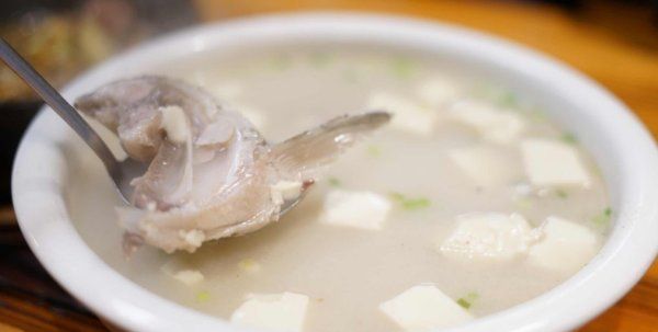 鲫鱼汤应该炖多久,鲫鱼汤一般熬多长时间最营养图3