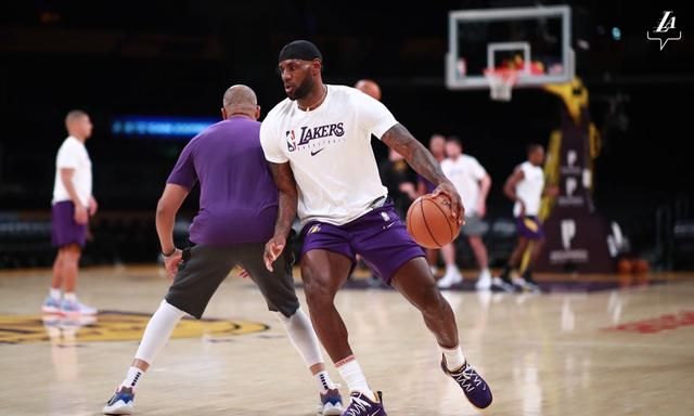 nba中场休息多久,NBA中场休息的时间有多久呢?图4