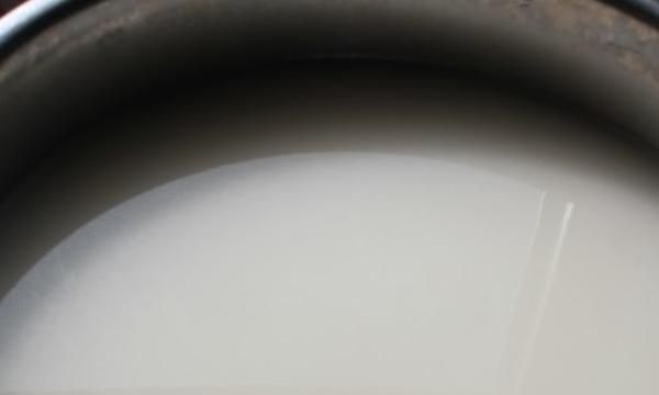 怎么在家做凉皮,在家用澄面做的凉皮发白?图5