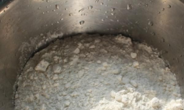 怎么在家做凉皮,在家用澄面做的凉皮发白?图2