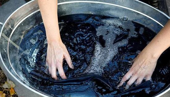 衣服会掉色,把桌子和凳子染紫了,该怎么去掉意思