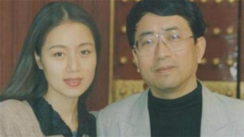 余秋雨简介及个人资料(余秋雨:靠妻子寄打工费生活,成名后抛弃妻子,迎娶“唐僧母亲”)