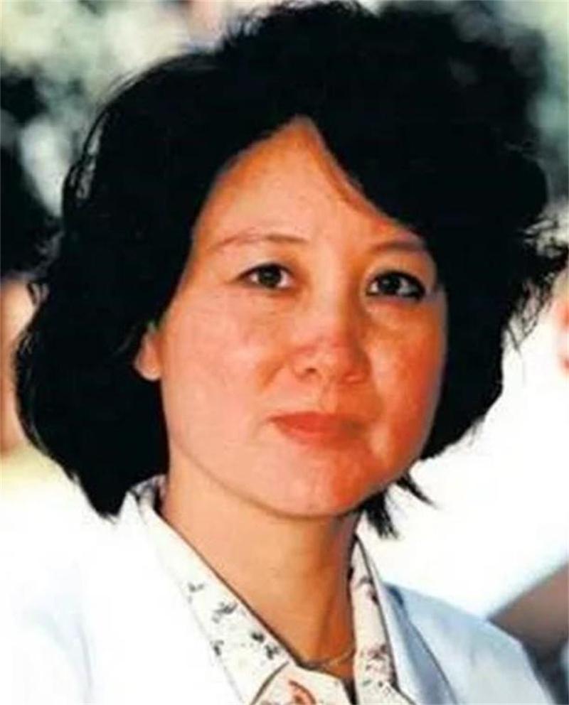 余秋雨简介及个人资料(余秋雨:靠妻子寄打工费生活,成名后抛弃妻子,迎娶“唐僧母亲”)