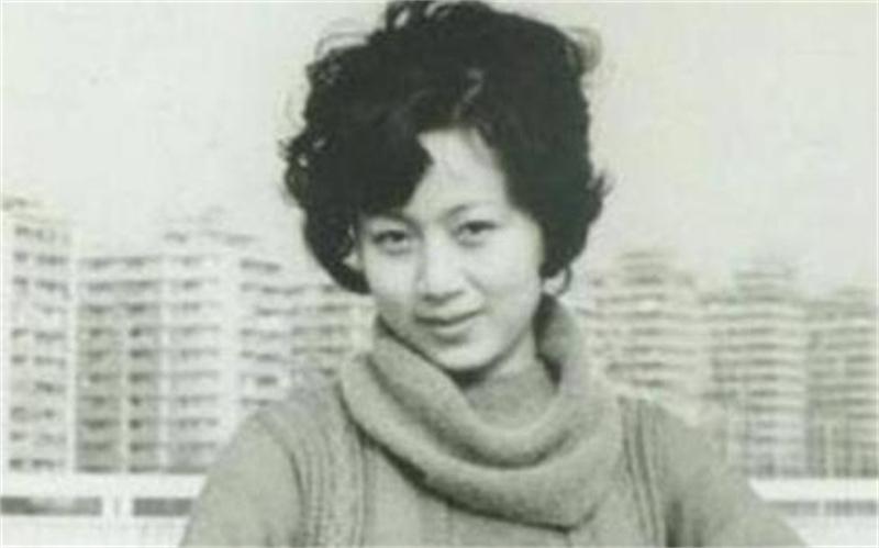 余秋雨简介及个人资料(余秋雨:靠妻子寄打工费生活,成名后抛弃妻子,迎娶“唐僧母亲”)