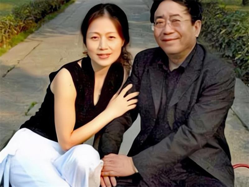 余秋雨简介及个人资料(余秋雨:靠妻子寄打工费生活,成名后抛弃妻子,迎娶“唐僧母亲”)