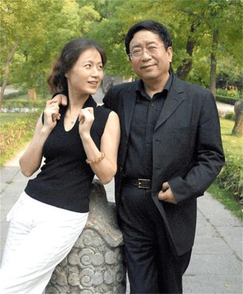 余秋雨简介及个人资料(余秋雨:靠妻子寄打工费生活,成名后抛弃妻子,迎娶“唐僧母亲”)