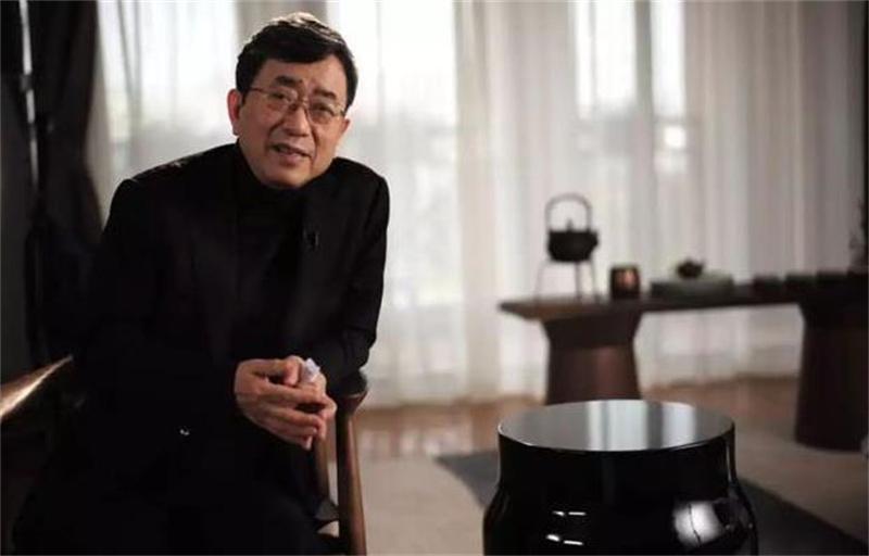 余秋雨简介及个人资料(余秋雨:靠妻子寄打工费生活,成名后抛弃妻子,迎娶“唐僧母亲”)