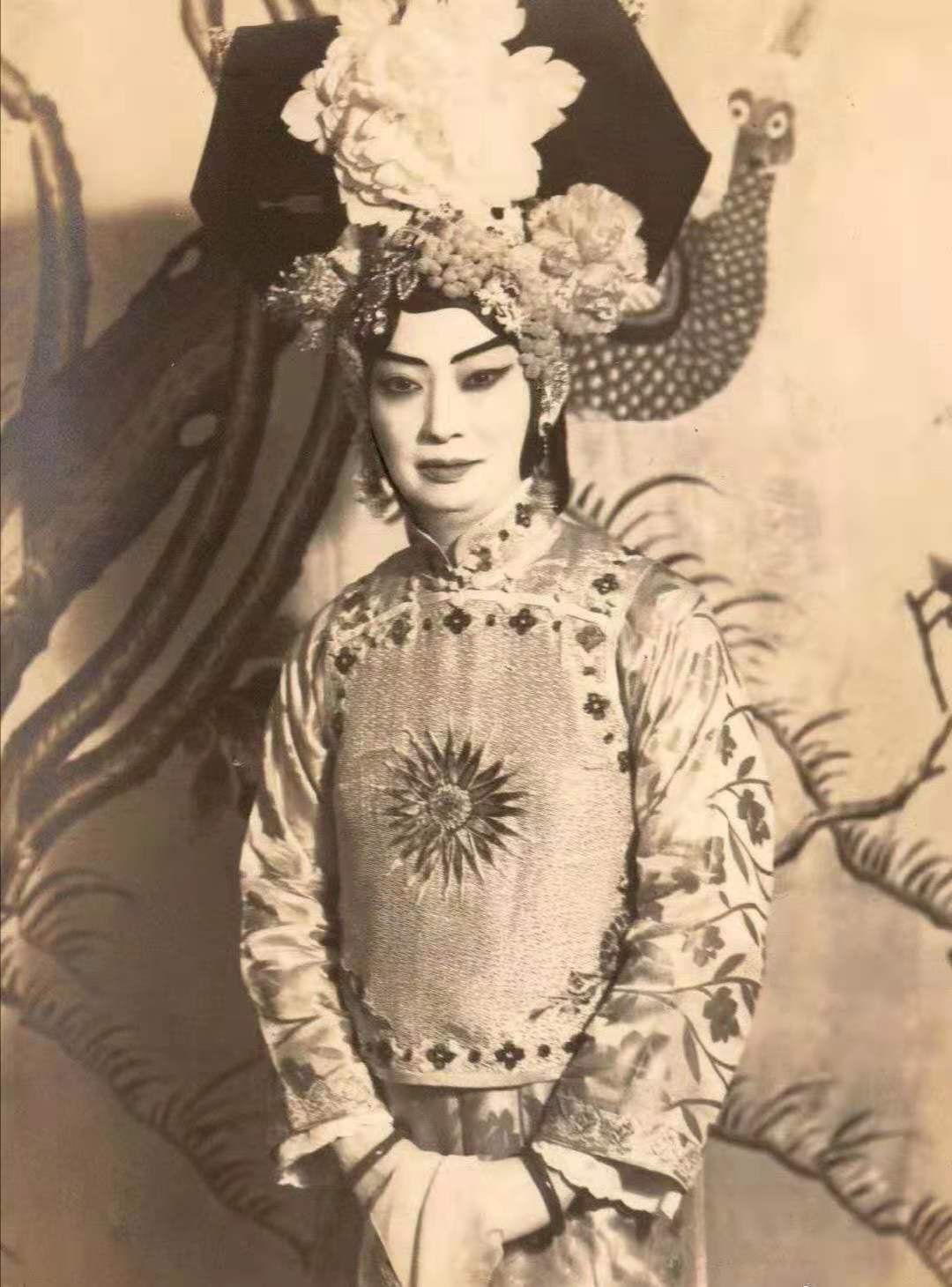 梅兰芳个人资料简介(梅兰芳:抗战8年誓死不登台,差点被饿死,去世后国家降半旗致哀)