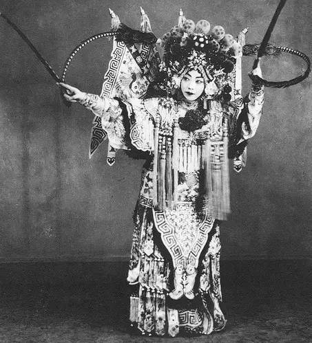 梅兰芳个人资料简介(梅兰芳:抗战8年誓死不登台,差点被饿死,去世后国家降半旗致哀)