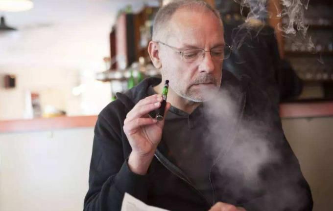 想抽烟解闷,但又不想抽香烟,能直接抽电子烟吗