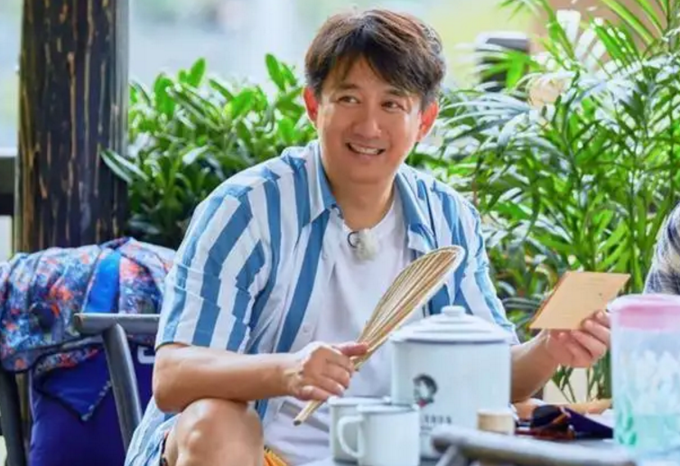 黄磊个人资料及家庭（娱圈大佬黄磊：坐拥亿万身家，老婆女儿貌美如花，家庭事业双赢）