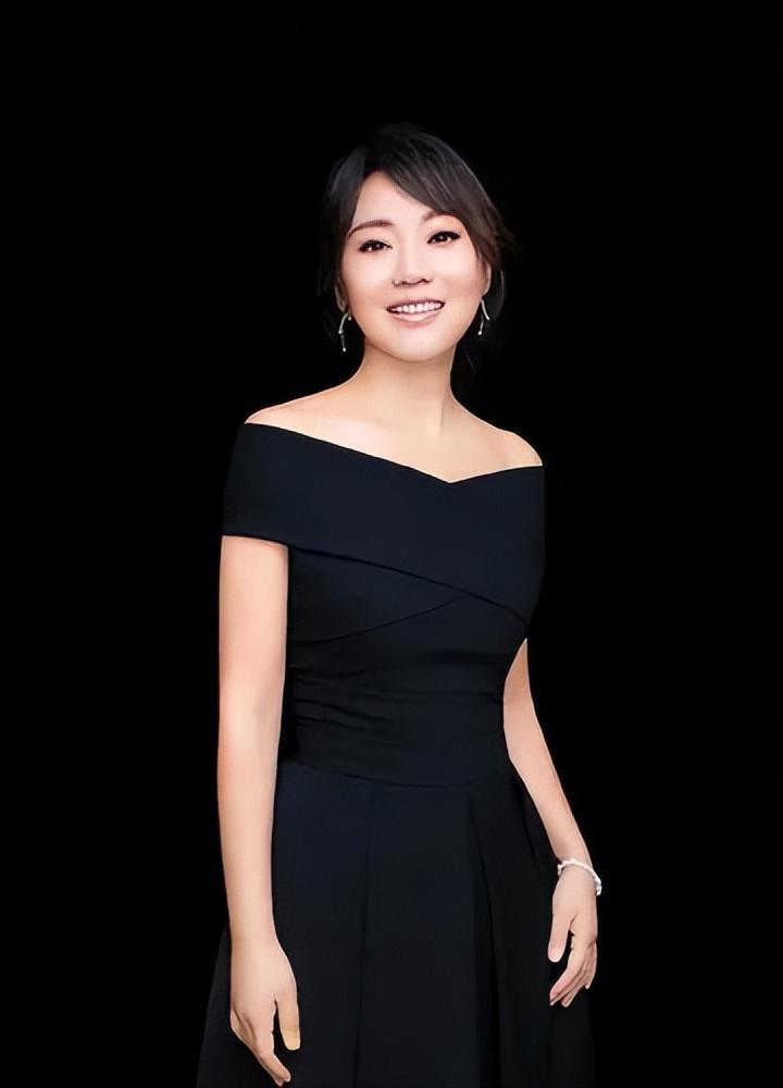 与闫妮离婚19年的邹伟再婚生子获幸福，但她情路坎坷至今未婚