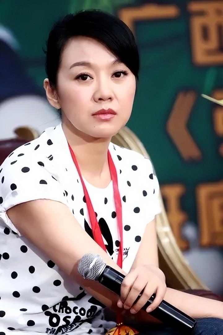 与闫妮离婚19年的邹伟再婚生子获幸福，但她情路坎坷至今未婚
