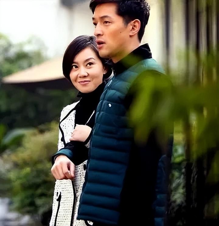 与闫妮离婚19年的邹伟再婚生子获幸福，但她情路坎坷至今未婚
